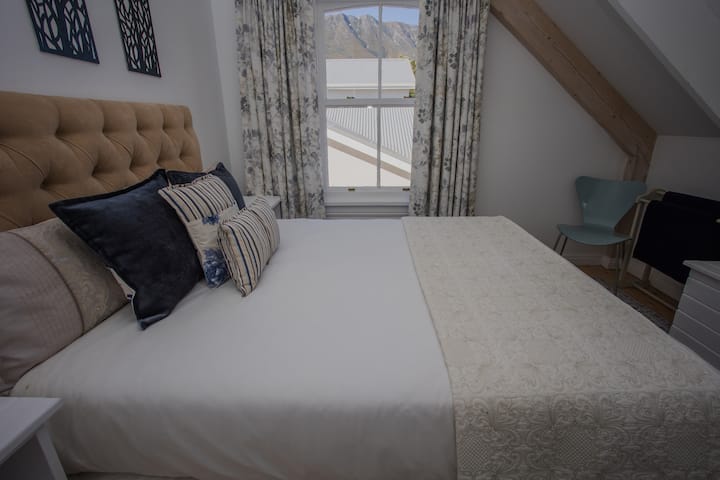 The Blue Room ..

You will always find crisp cotton linen on this queen bed & Fresh Cotton Towel
* Extra Linen in the Kist.