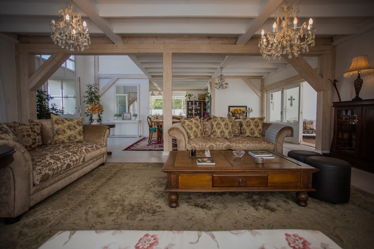 Dajte nohy hore,  prečítajte si knihu alebo popoludňajšie zdriemnutie na nadrozmernom gauči v salóniku. 