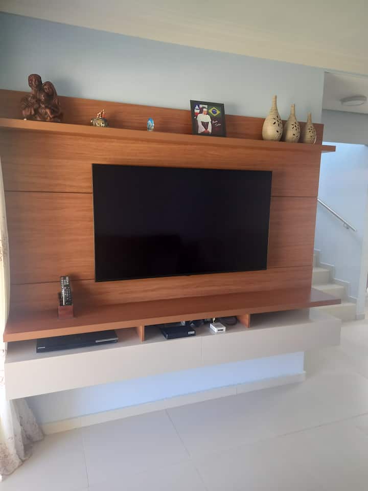 ห้องนั่งเล่นพร้อมชั้นวางทีวีขนาด 55 "