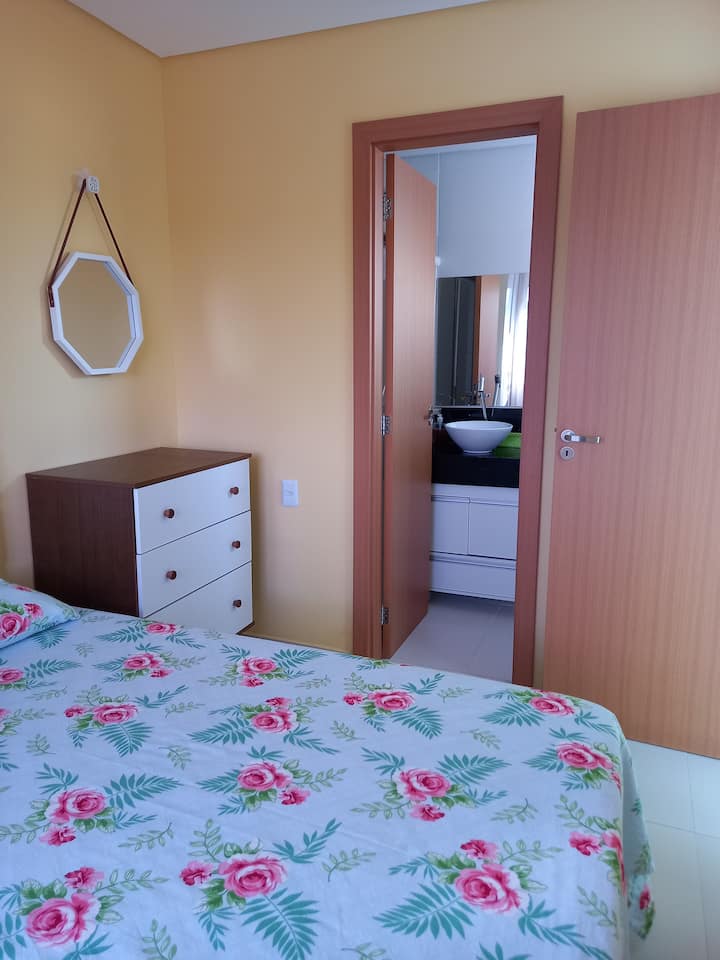 ห้องสวีทบนชั้น 2 มีเตียงคู่ตู้เสื้อผ้าและเครื่องปรับอากาศ