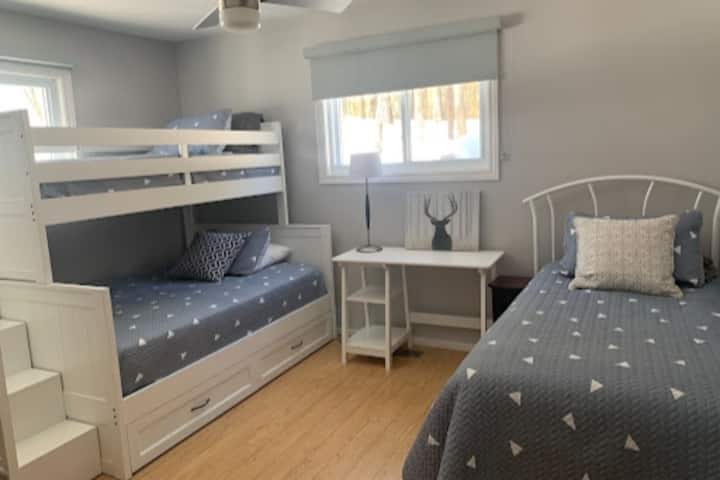 تتضمن الأسرّة بطابقين مزدوجة في الأسفل ومفردة في الأعلى مع سرير فردي إضافي. تحتوي هذه الغرفة على خزانة مفتوحة وخزانة ملابس ومكتب وممر باكمان وإطلالة جميلة على الحديقة الأمامية. تم توفير البياضات والوسائد.