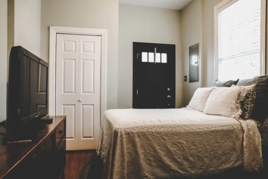 Хванете някои така необходими Z в това удобно двойно легло.