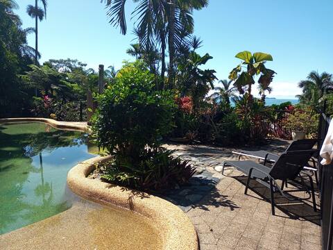 Private & secluded holiday home with stunning view
