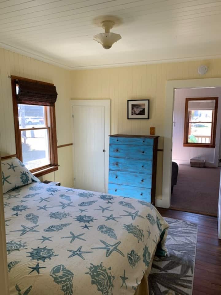 Dormitorio en la planta baja, conectado al baño