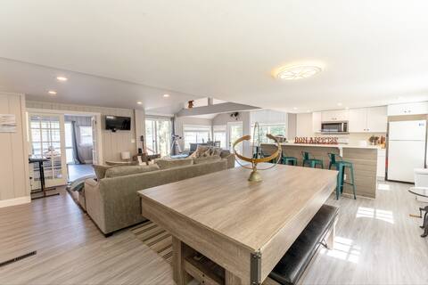 NEW Lakeside Haven: Sleeps12| HotTub |Private Dock