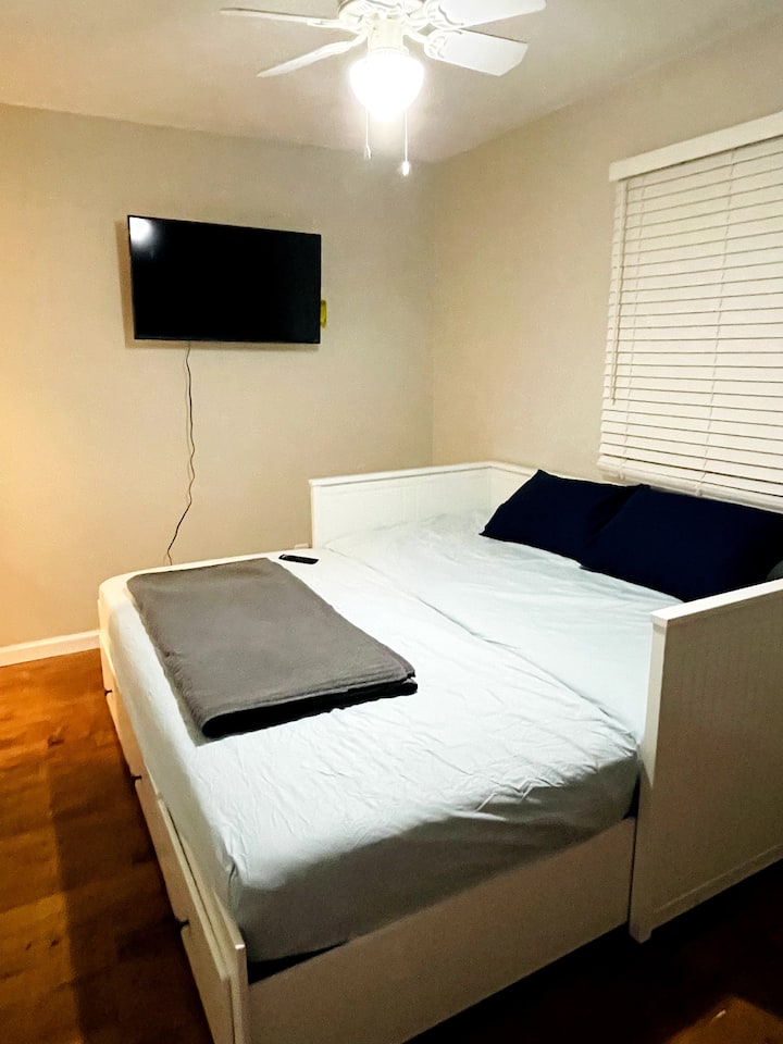 เดย์เบดพร้อมห้องนอนคู่ 2 ห้อง 
ตอนนี้มีเตียงแฝด 1 หลังวางอยู่ใต้เตียงนอนใหญ่ 