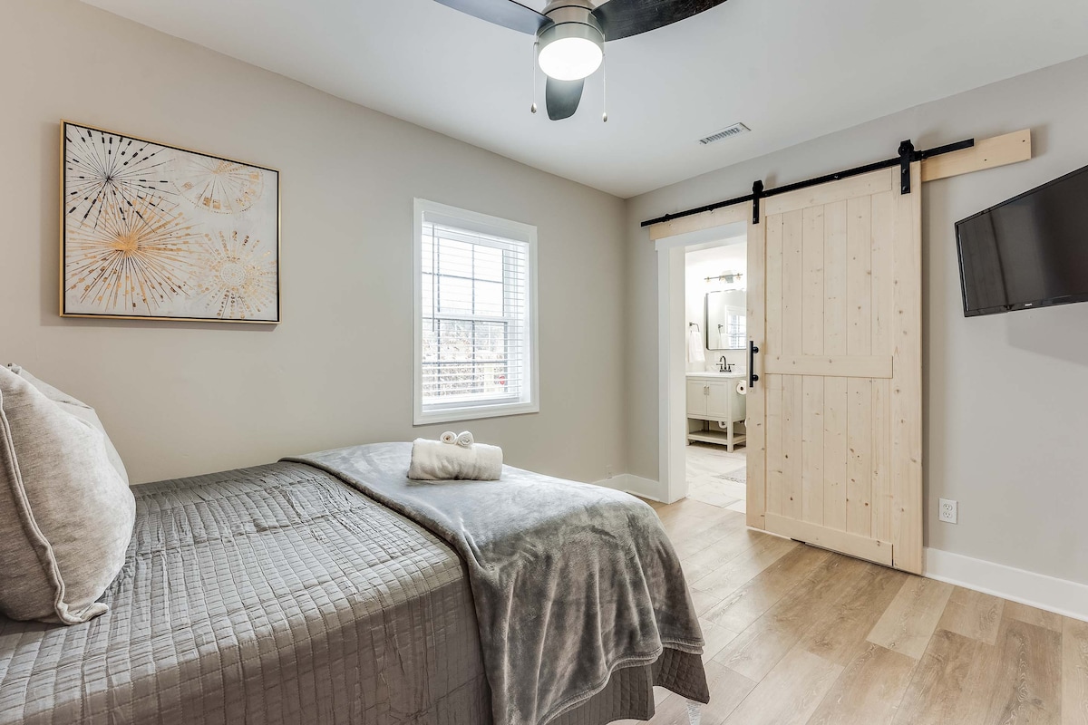 Dormitorio principal con baño privado y ducha a ras del suelo