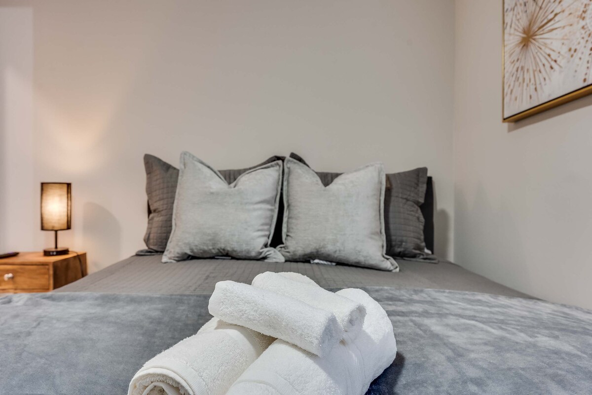 Dormitorio principal con baño privado y ducha a ras del suelo