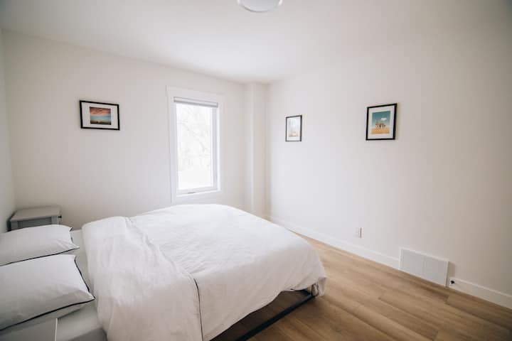 غرفة النوم 2 -  تحتوي كل غرفة نوم على أسرّة بحجم كوين ومصباح مجهز بمقابس USB و 110 فولت.