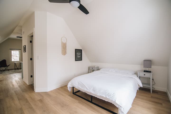 الجناح الرئيسي في الطابق الثالث: مروحة/أضواء السقف المتحكم فيها عن بعد ، والحمام مع حوض استحمام/دش كامل الحجم ، وقهوة/بار مبلل ومنطقة استراحة.