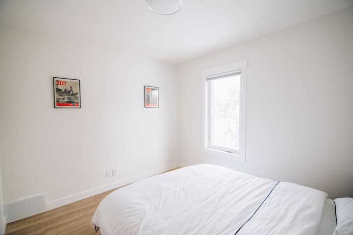 غرفة النوم 1 -  تحتوي كل غرفة نوم على أسرّة بحجم كوين ومصباح مجهز بمقابس USB و 110 فولت.