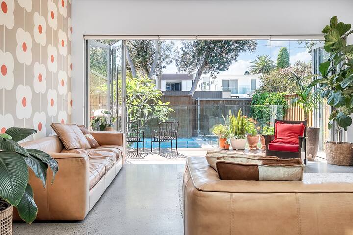 Cheerful Coogee Retreat: 3BD home with pool