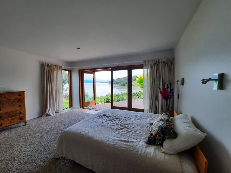 主卧配有加大双人床、小步入式衣柜和小套房