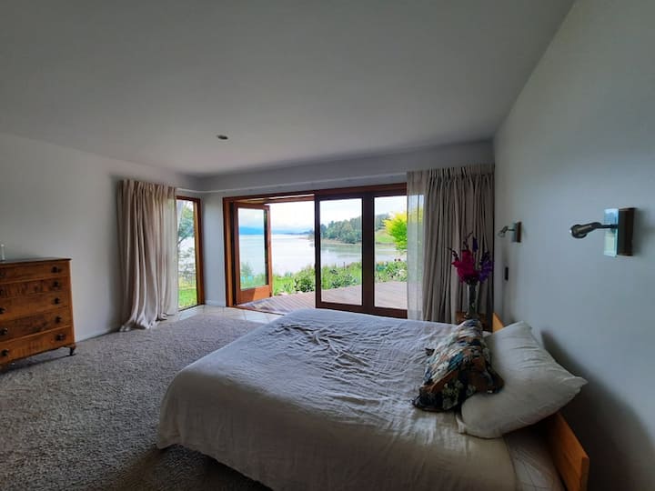 Chumba kikuu cha kulala na kitanda cha King Size, kutembea kidogo katika WARDROBE na ensuite ndogo