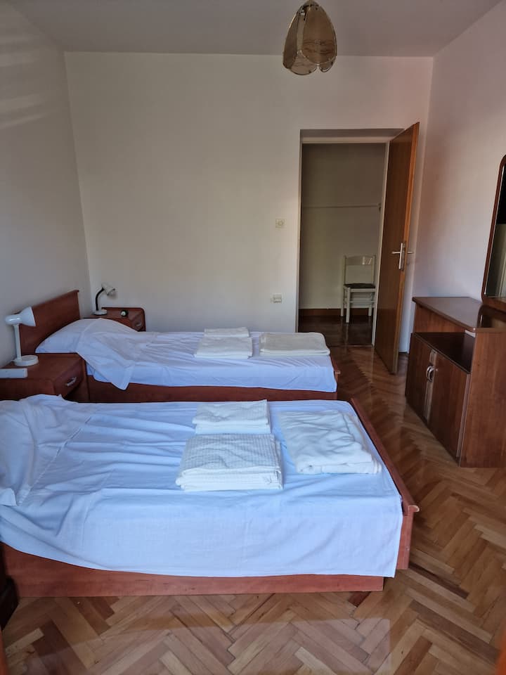 Prvá spálňa na prvom poschodí s dverami na spoločný balkón. Posteľ je deliteľná pre dve osoby.