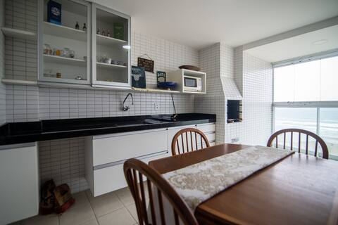 Seafront with a barbecue grill in the balcony!