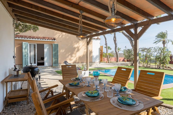 House in front of the sea with hydromassage pool