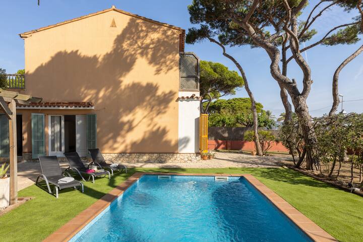 House in front of the sea with hydromassage pool gallery image 4