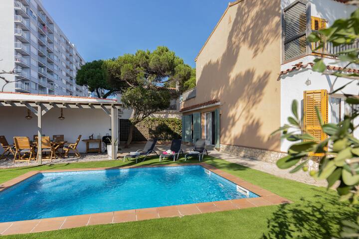 House in front of the sea with hydromassage pool gallery image 3