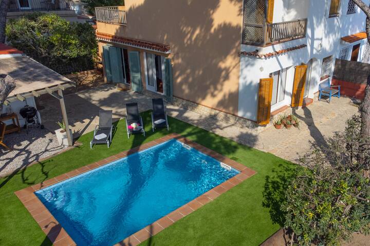 House in front of the sea with hydromassage pool gallery image 2