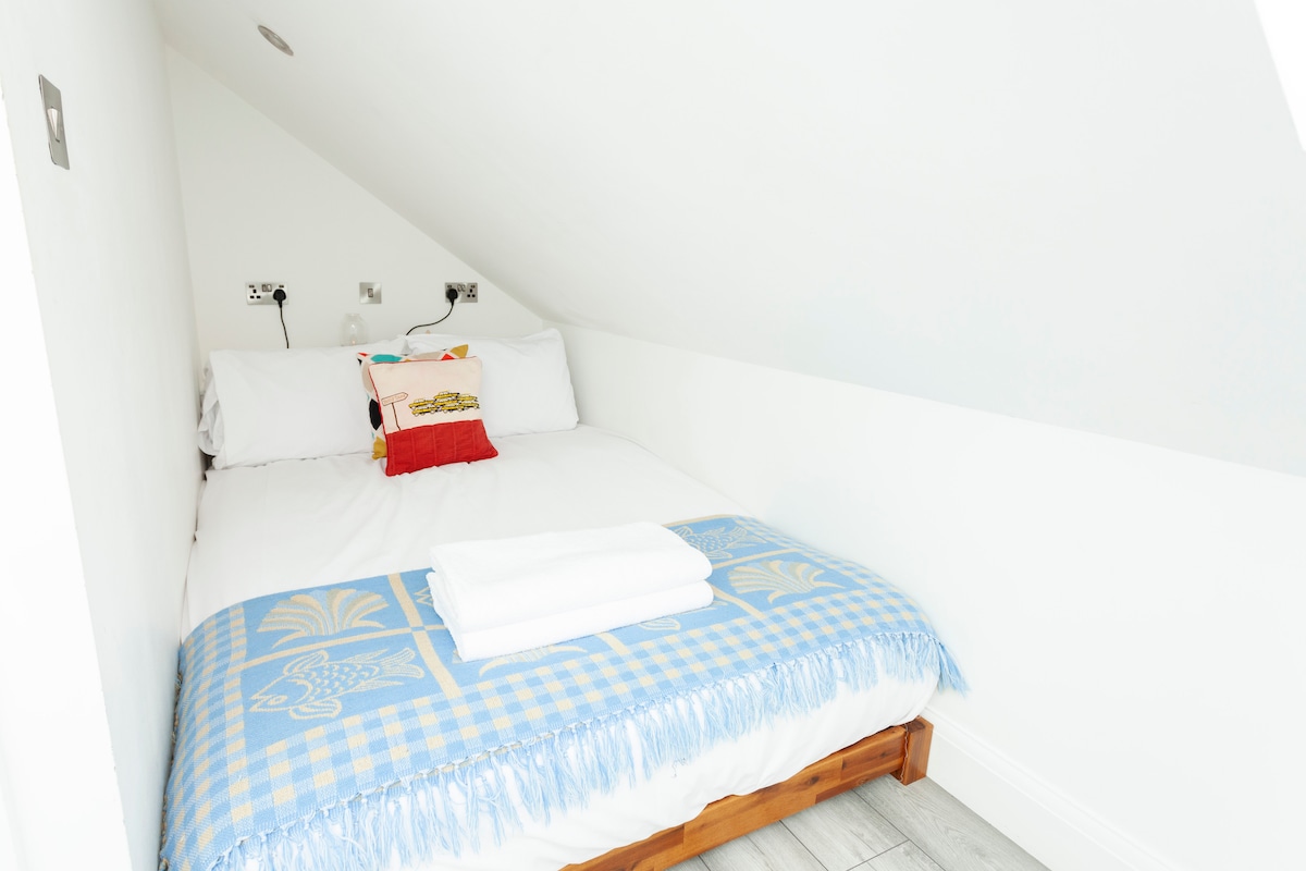 Treća dvokrevetna soba na katu.