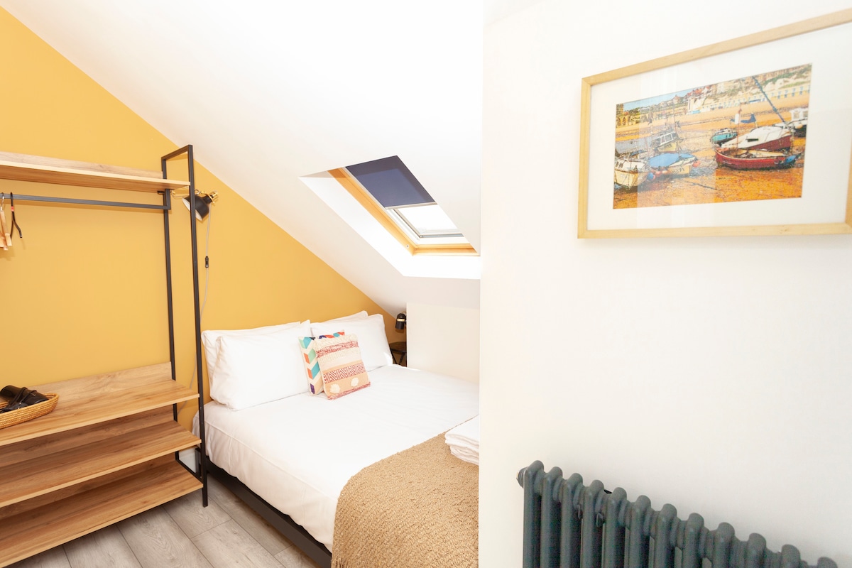 Druga spavaća soba s bračnim krevetom na katu.