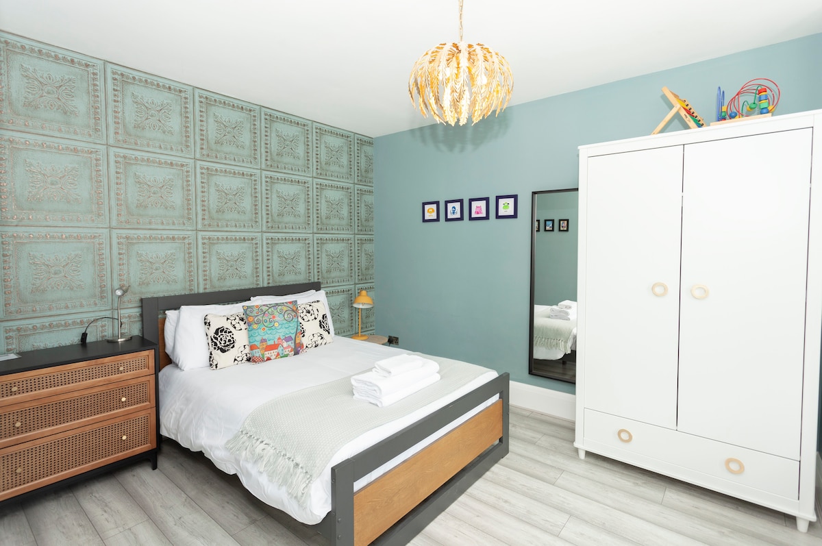 Velika spavaća soba s bračnim krevetom u prizem 