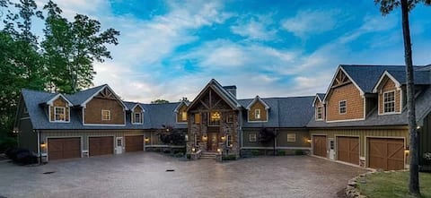 Luxury Lakehouse Retreat on Lake Hartwell