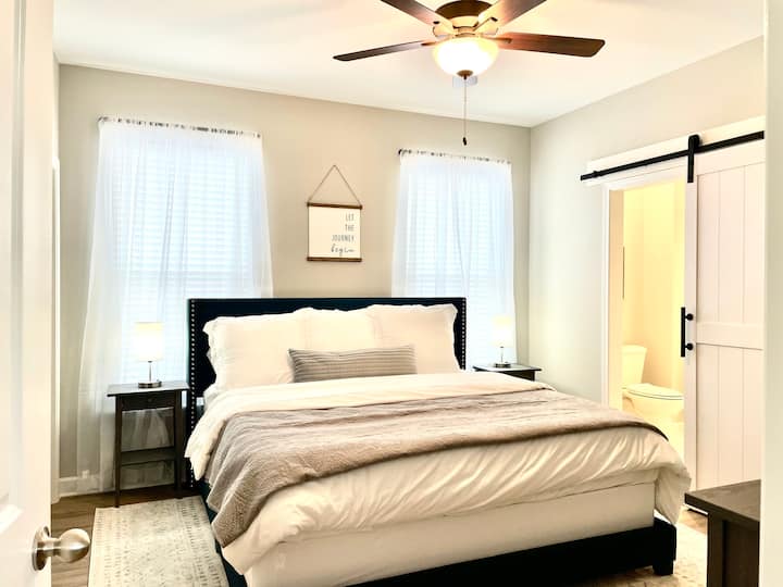 חדר שינה ראשי (קומה ראשית) - מיטת קינג