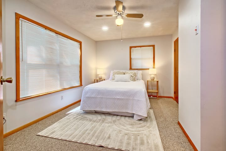 Надворешната соба вклучува брачен кревет (широк 150-179 см), плакар, фиокар и приватна бања. 