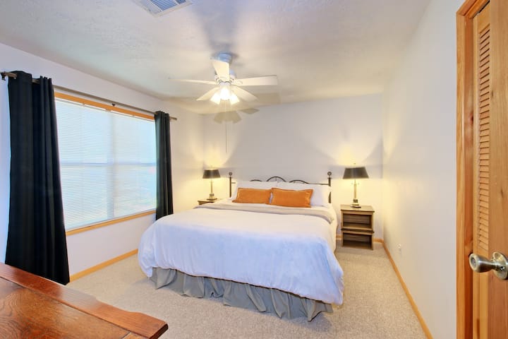 Примарната спална соба вклучува душек со големина на брачен кревет, затемнети завеси за да се осигура дека вашата убавина спие, монтиран паметен телевизор, голем плакар и гардеробер за вашите работи. Спакувајте се и играјте, како и високото столче што се чува во главниот плакар 