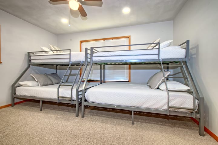 Два комплета двокреветни кревети на спрат. Душеци од мемори пена за да се обезбеди добар одмор во текот на ноќта. 

Имајте предвид дека гостите се одговорни за промена на постелнината со слободни комплети во плакарот пред заминувањето ако ја користат собата на спрат.