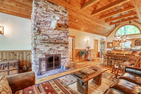 Family Reunion Retreat: Cozy 3BD Chalet