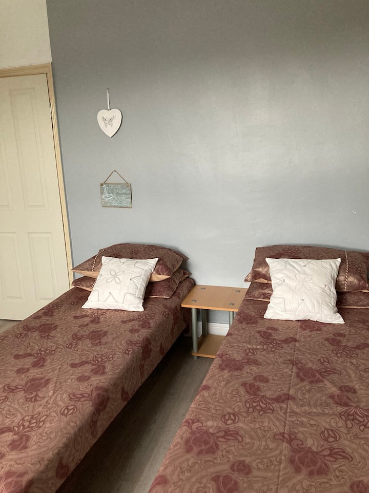 Cheerful bedroom in Victorian house Houses for Rent in Worcestershire