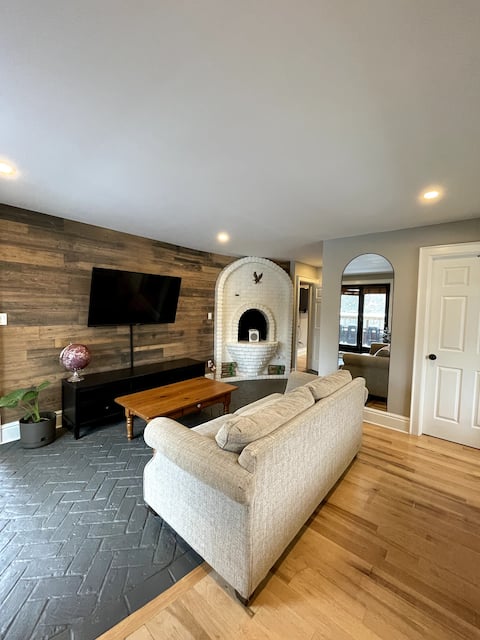 Cheerful 3 bedroom home with outdoor pool & hottub