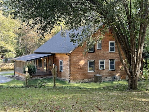 Secluded 4 bdrm log cabin w/outdoor seating/games
