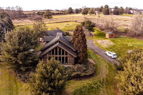 Charming Cabin Retreat- Hot Tub, Sauna + Pool!