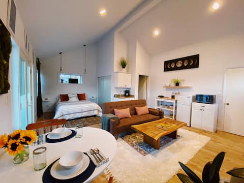 Top Airbnb: Romantic Private Guest Unit in Woodland Hills in Woodland Hills