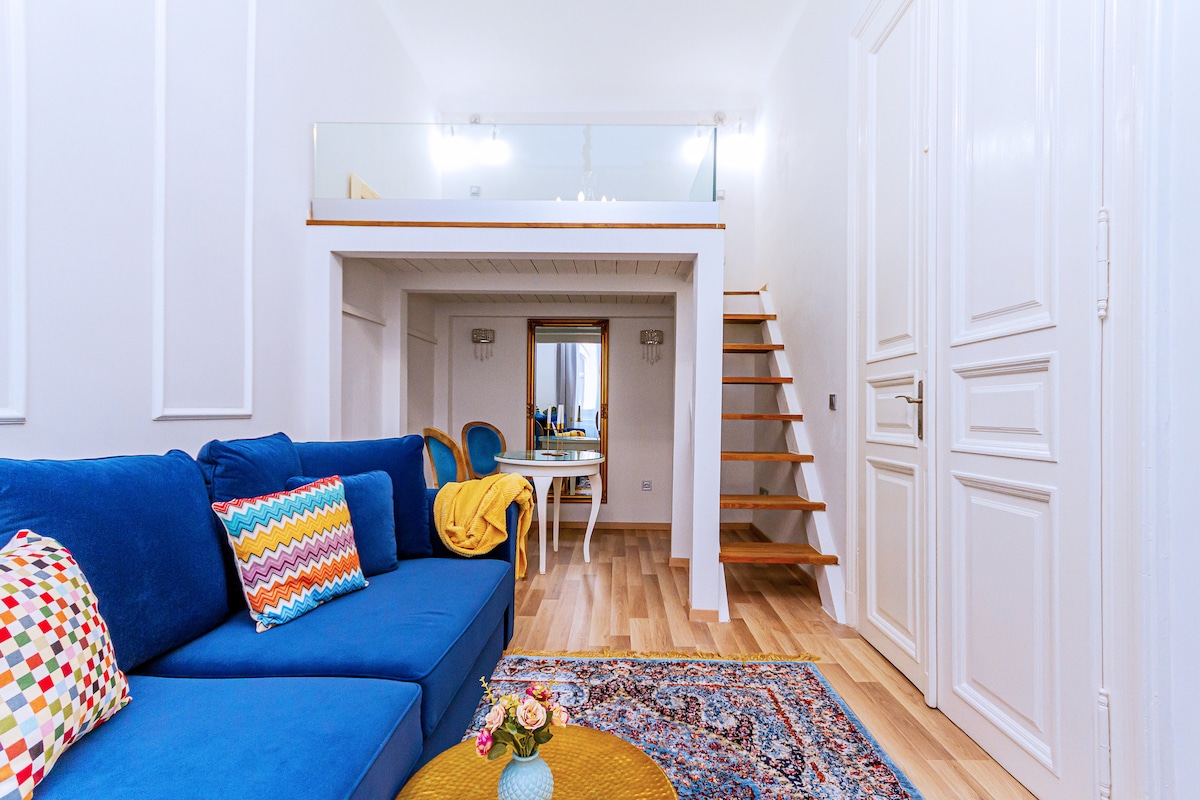 SeCond BeDroom witH a Gallery Upstairs