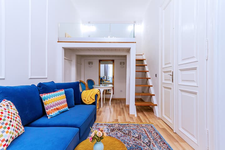 SeCond BeDroom con una galería en la planta superior