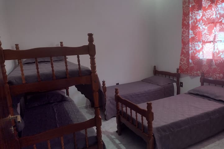 Soba s 2 kreveta na kat i 2 dodatna madraca, može primiti do 6 osoba. Ima police za odlaganje osobnih stvari.