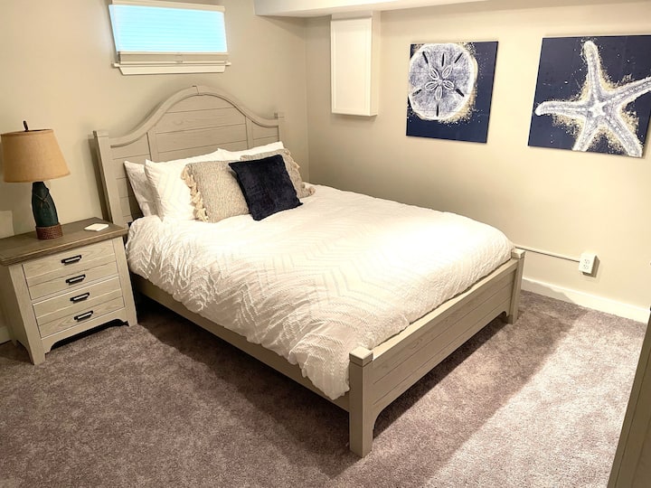 下层卧室，配备标准双人床和记忆棉床垫。