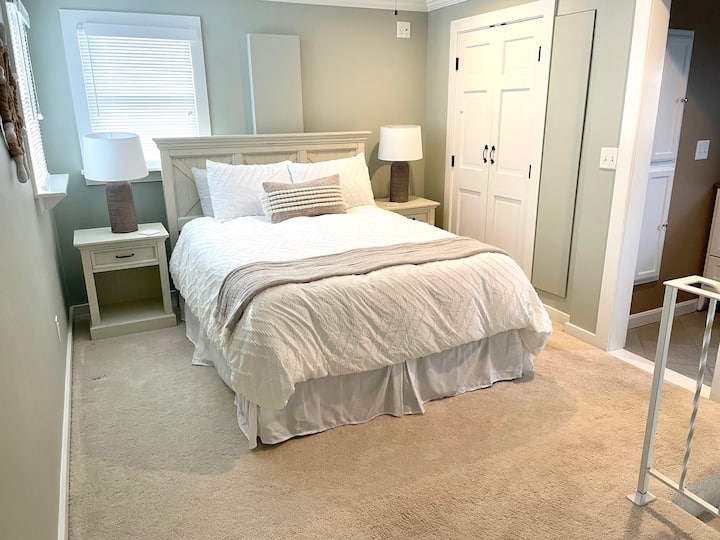 配有舒适混合床垫的标准双人床