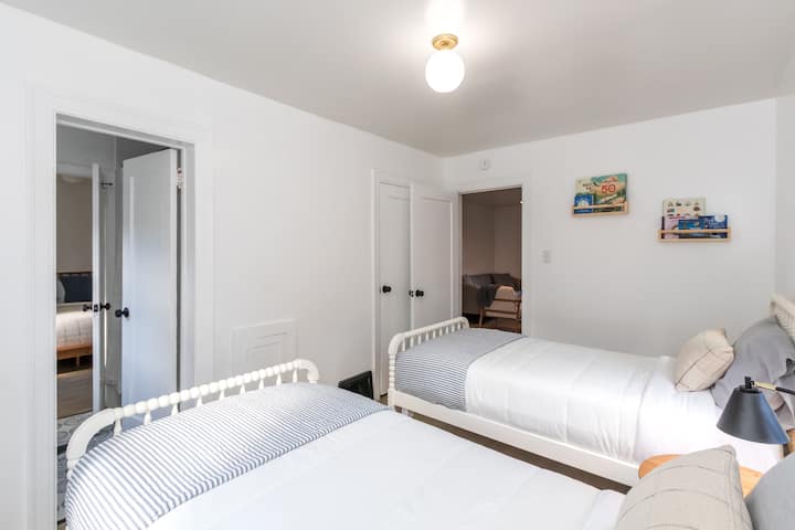 Chumba cha kulala kilicho na vitanda viwili, kinachofaa familia zilizo na watoto