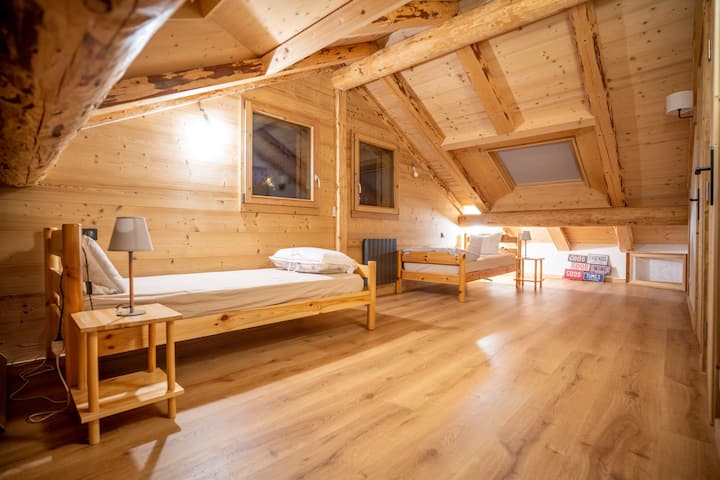 ห้องนอนชั้นลอย 4 
เตียงเดี่ยว 2 หรือ 3 หลัง