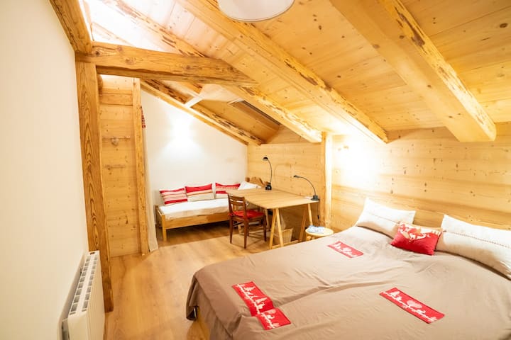 ห้องนอนที่ 3 มี 3 เตียงหรือเตียงคู่และเตียงเดี่ยว