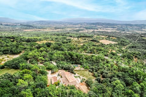 Farmhouse near Gordes, beautiful view, 16 people