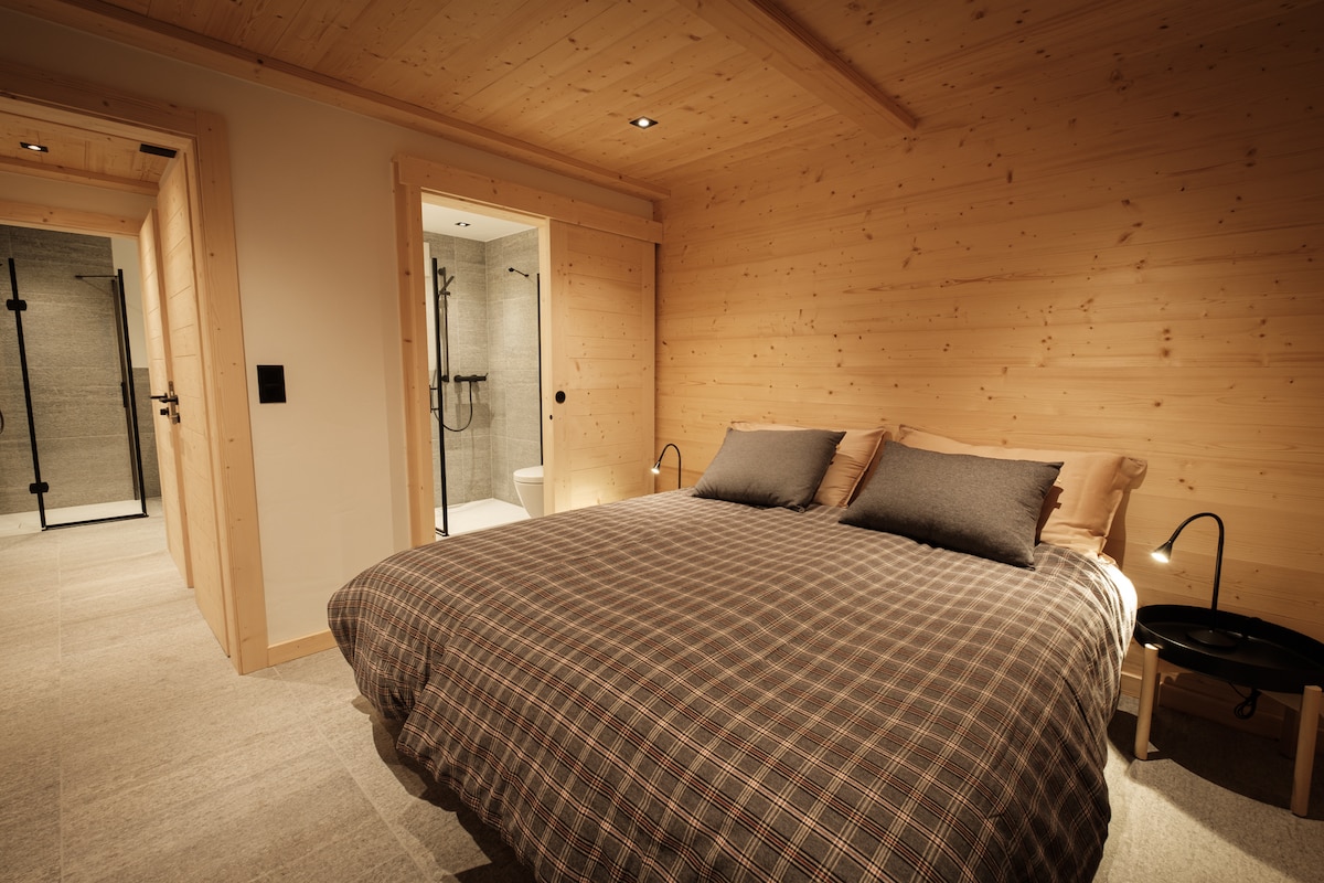 Hiki ni chumba cha kulala cha bwana na bafu lake la ndani lililoandaliwa kikamilifu!

Kutoka kwenye chumba cha kulala, milango miwili mikubwa inaelekea kwenye bustani moja kwa moja. 

Kitanda cha watu wawili kinaweza kuwekwa kwenye vitanda viwili vya mtu mmoja ukipenda. 