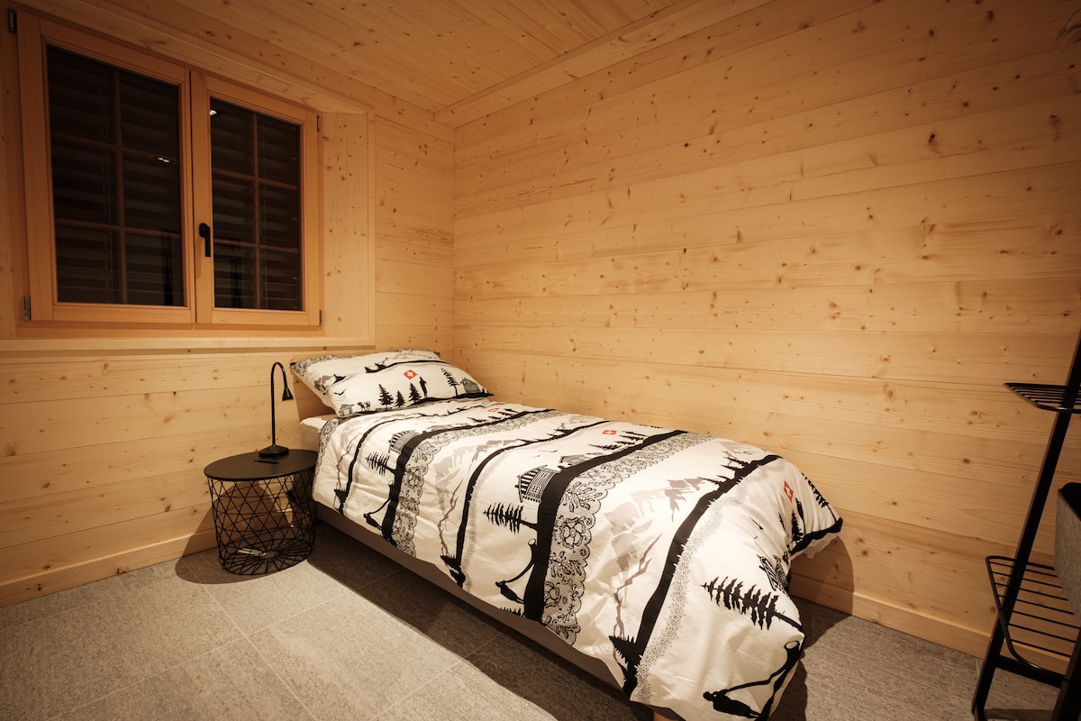 Chumba cha kulala namba 3 kinachukua mtu mmoja. 