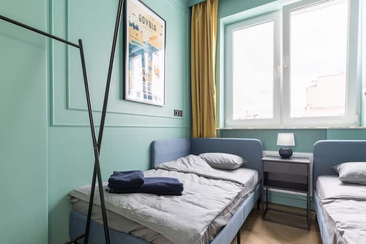 Tyrkysová spálňa s dvoma posteľami. 